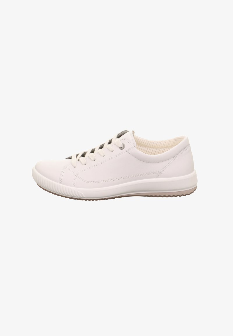 Witte sportieve schoenen met een gladde leren bovenkant, tonale stiksels, vetersluiting en een gestructureerde rubberen zool voor grip.