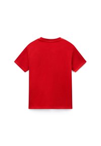 Απλό κόκκινο κοντομάνικο T-shirt, εμφανιζόμενο από πίσω σε λευκό φόντο.