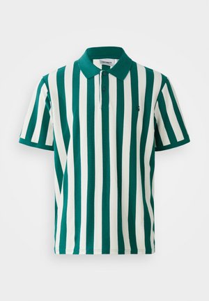 Polo a righe verdi e bianche con colletto, maniche corte e un piccolo logo sul petto; realizzato in un tessuto misto cotone.