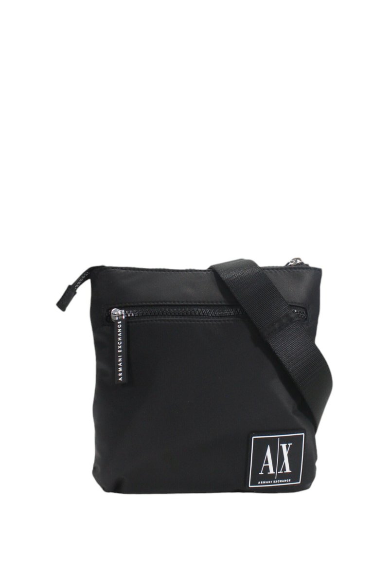 Borsa a tracolla in nylon nero con chiusura a zip, tasca frontale e tracolla regolabile. Presenta una toppa con logo bianco sulla parte anteriore.