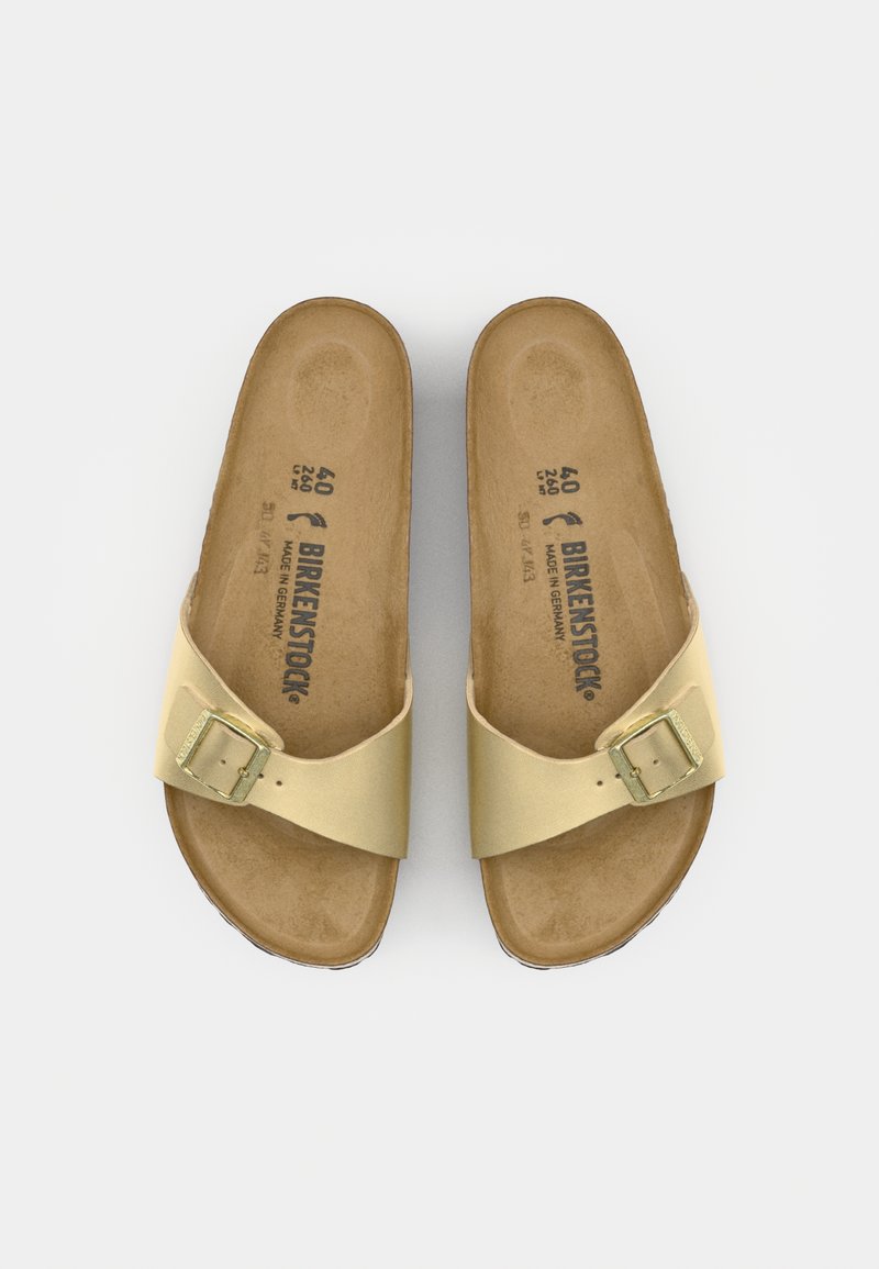 Helles gelbes Paar Sandalen mit einem einzelnen Riemen und rechteckiger goldener Schnalle. Kork-Innensohle mit eingraviertem Markentext. Flache Sohle. Größe 40.