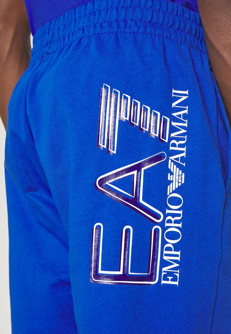 Herren Trainingsanzüge | EA7 Emporio Armani BERMUDA Jogginghose royal blue/royal - CV73842 Herren Trainingsanzüge | EA7 Emporio Armani BERMUDA Jogginghose royal blue/royal - CV73842