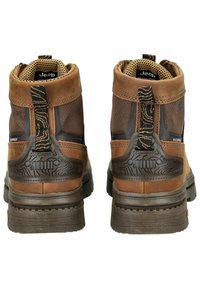 Botas de senderismo impermeables de color marrón con paneles de malla, suelas de goma y acentos texturizados. Cuentan con tiradores y un diseño resistente.