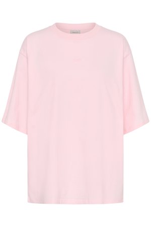 Jednoduché světle růžové oversized tričko s krátkým rukávem, kulatým výstřihem a jemným raženým logem na hrudi.