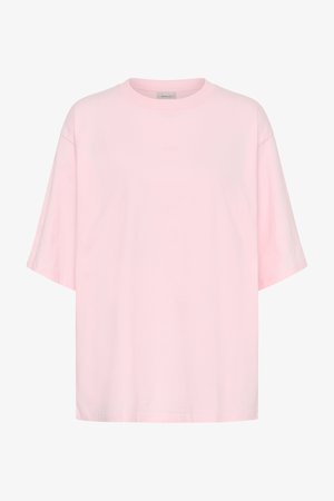 Schlichtes hellrosa oversized T-Shirt mit kurzen Ärmeln, rundem Ausschnitt und dezentem, geprägt Logo auf der Brust.
