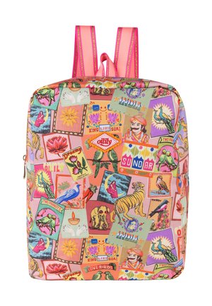 Rugzak met kleurrijke collage in Indiase stijl, inclusief pauwen, tijger, lotus, olifanten, vogels, zon en een man met tulband met roze riemen.