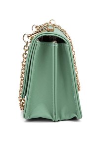 Borsa a tracolla verde chiaro in materiale sintetico testurizzato, design plissettato, con tracolla in catena dorata e chiusura con zip superiore. Presenta una forma strutturata.