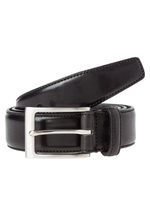Sort læderbælte med en blank sølv rektangulær spænde, glat tekstur og stikninger i kanten, der har et klassisk design.
