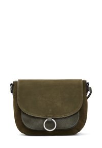 Bolso bandolera de ante verde oliva con cierre de solapa y un acento de anillo plateado circular. Presenta una textura suave y una forma rectangular.