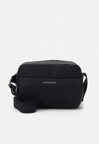 Borsa a tracolla Valentino nera in materiale liscio, forma rettangolare, con tracolla con logo e dettagli di design minimalisti.