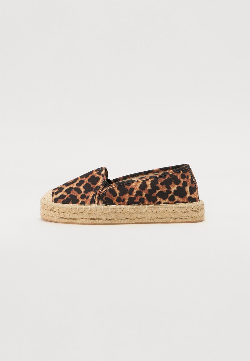 Espadrilles à motif léopard avec une semelle en jute et une tige en tissu doux, et un design de bout rond. Style de chaussure décontractée classique.
