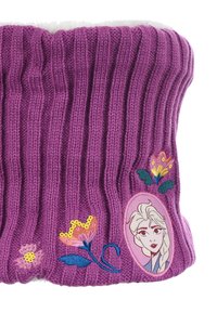 Fascia in maglia viola con una texture a coste, foderata in finta pelliccia bianca e decorata con motivi floreali ricamati. Include una patch con un personaggio.
