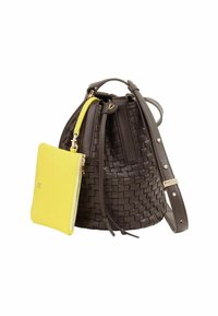 Borsa a secchiello in pelle intrecciata marrone con una pochette gialla liscia attaccata, dotata di chiusura con coulisse e tracolla regolabile.