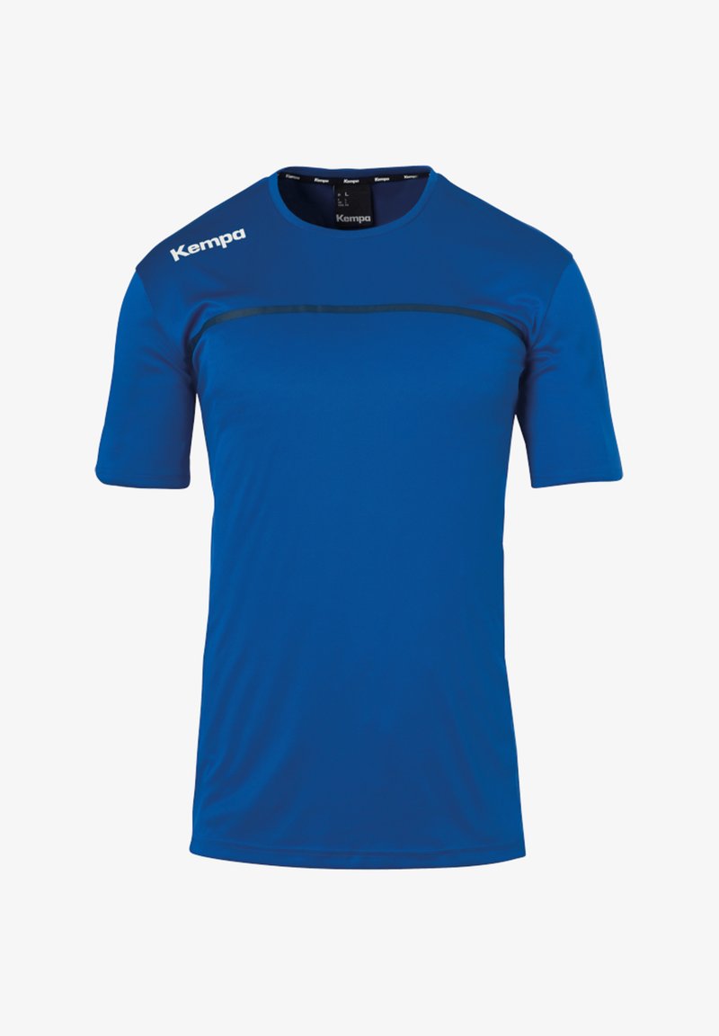 T-shirt de sport bleu fabriquée en tissu léger, avec un col rond, des manches courtes et une bande noire horizontale sur la poitrine.