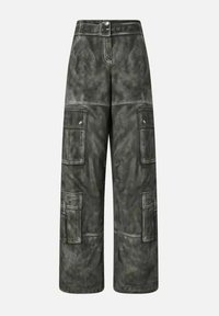 Pantaloni cargo in denim verde scuro slavato, con vita alta, gambe larghe e multiple tasche utilitarie con finitura testurizzata e cuciture a contrasto.
