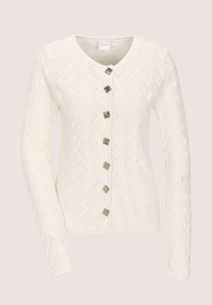 Weiße Strickjacke mit Rautenmuster, langen Ärmeln, rundem Ausschnitt und sechs dekorativen quadratischen Knöpfen vorne.