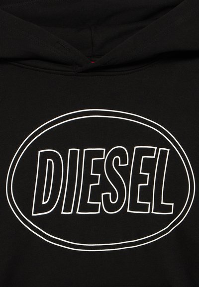 Черна суитшърт с качулка с бял очертан овал, съдържащ думата "DIESEL" с удебелен шрифт с главни букви на нивото на гърдите.