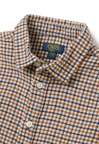 Geruit katoenen overhemd in blauw, bruin en witte tinten; voorzien van een kraag, knoopsluiting en een merketiket voor kinderen van 4-5 jaar.