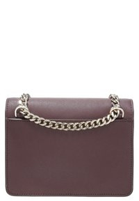 Fialová kožená kabelka s texturovaným povrchem, vybavená stříbrným řetízkovým popruhem a obdélníkovým tvarem. Zapínání je čisté a minimalistické.