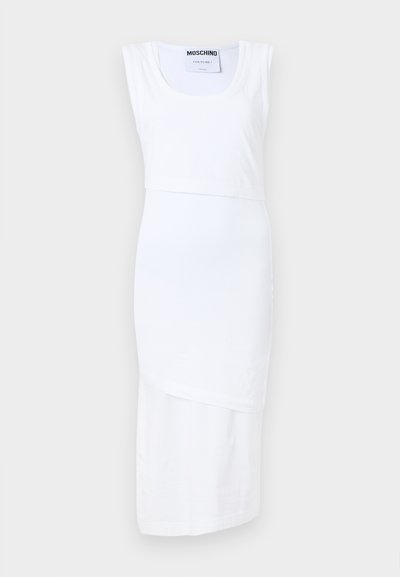Biała sukienka Moschino z bezrękawowym krojem, okrągłym dekoltem i asymetrycznym dołem. Wykonana z gładkiego, lekkiego materiału.