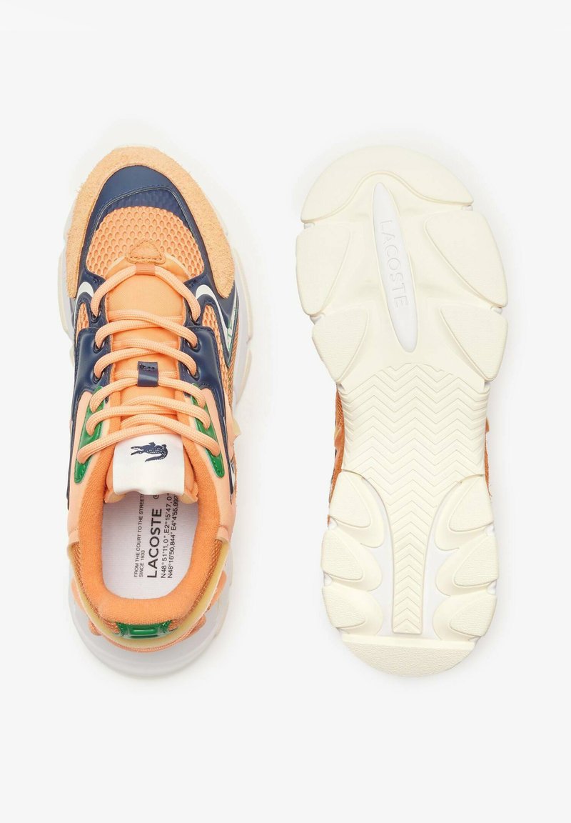 Lacoste-Sneaker mit einem orangen Netz-Obermaterial, navyblauen Lederakzenten, grünem Logo-Detail und einer strukturierten weißen Sohle mit Zickzackmuster.