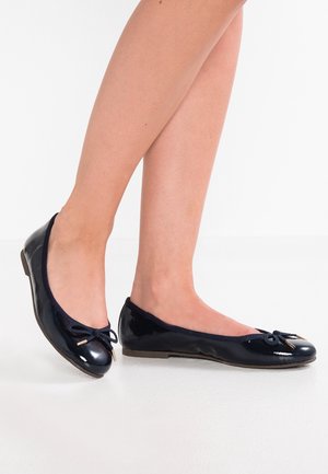 Navy plecione baletki z lakierowanej skóry o okrągłym nosku, ozdobnym kokardzie oraz cienkich gumowych podeszwach, prezentujące elegancki, błyszczący wykończenie.