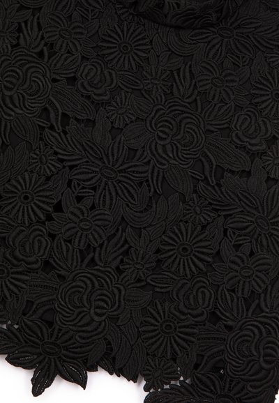 Schwarzer Spitzenstoff mit komplex bestickten Blumen und Blättern, der geschichtete Blütenblätter und einen gewellten Rand aufweist.