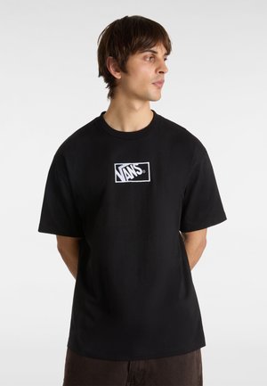 Schwarzes Baumwoll-T-Shirt mit kurzen Ärmeln, das auf der Brust ein weißes Vans-Logo in rechteckigem Design zeigt. Einfacher Rundhalsausschnitt.