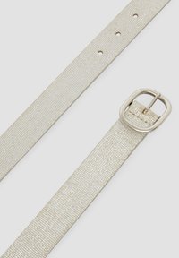 Zilverkleurige riem met een metallic afwerking, voorzien van vijf verstelbare gaatjes en een vierkante metalen gesp, die een eenvoudig en strak ontwerp benadrukt.