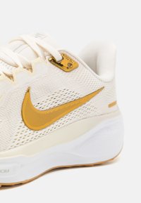 Nike Performance AIR ZOOM PEGASUS 41 - Silniční běžecké boty - 
off-white, gold-coloured