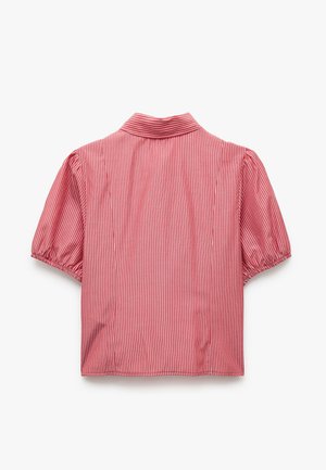Blusa de manga corta rayada verticalmente en rojo y blanco con mangas abullonadas y cuello doblado, vista desde la parte de atrás sobre fondo blanco.