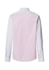 Camicia a maniche lunghe con strisce verticali alternanti rosse e blu su sfondo bianco. Presenta un colletto a punte e polsini con bottoni.