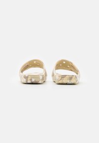 Sandali scivolati open-toe realizzati in materiale leggero, con un motivo camouflage beige e bianco, dotati di fori per la ventilazione e suole texturizzate.