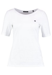 Weißes T-Shirt mit kurzen Ärmeln aus Baumwolle. Verfügt über einen runden Halsausschnitt und ein kleines navyblaues Logo auf der linken Brust. Glatte Textur.