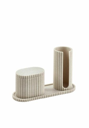 Beige tekstureret organizer med oval base, rund beholder med låg på den ene side og høj cylindrisk holder med åben front på den anden side.