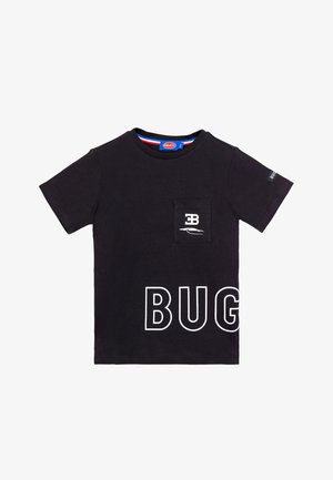 Maglietta nera a maniche corte per bambini con logo Bugatti sul taschino del petto e grande scritta bianca "BUG" vicino all'orlo inferiore.