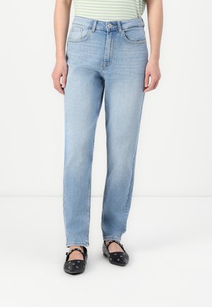Jeans din denim albastru deschis cu croială dreaptă și talie medie, cu cinci buzunare și detalii de cusătură subtile. Purtați cu balerini negri cu un model.