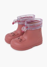 Stivali da pioggia in gomma rosa con punta arrotondata, caratterizzati da un design con faccia di gatto sulla parte anteriore e una parte superiore traslucida con motivi a forma di cuore.