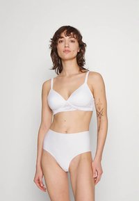 Vitt set med behå och högmidjade underkläder. Behån har ett mjukt material med spetsdetalj. Båda plaggen är sömlösa och har justerbara band.