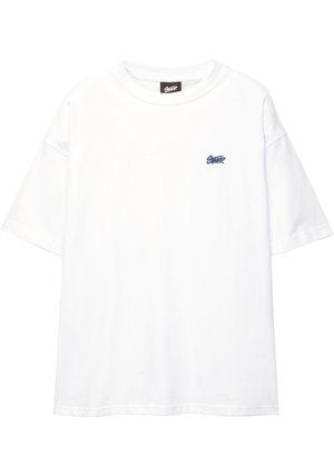 Hvid bomulds T-shirt med løs pasform, korte ærmer, rund halsudskæring og et lille blåt logo på venstre brystområde.