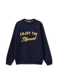 Navyblauwe sweatshirt met ribbelstructuur, rond de hals en zijnaalden. Voorzien van gele tekst met de tekst "GENIET VAN HET Moment" in een speelse lettertype.