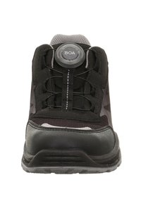 Schwarzer und grauer Sneaker mit BOA-Dial-Verschlusssystem und dünnen Schnürsenkeln, von vorne vor einem weißen Hintergrund betrachtet.