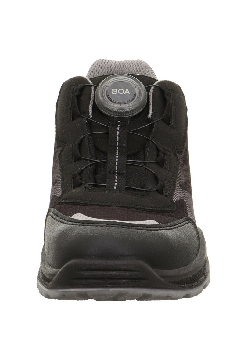 Schwarzer und grauer Sneaker mit BOA-Dial-Verschlusssystem und dünnen Schnürsenkeln, von vorne vor einem weißen Hintergrund betrachtet.
