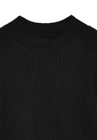 Schwarzer gerippter Strickpullover mit hohem Kragen und strukturiertem Oberflächen, der durch einen subtilen Glanz im Stoff für zusätzliche Details besticht.