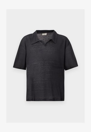 Μαύρο ελαφρύ πλεκτό πόλο με κοντά μανίκια, με διαχυμένο γιακά και χαλαρή εφαρμογή, εμφανιζόμενο σε απλό φωτεινό φόντο.