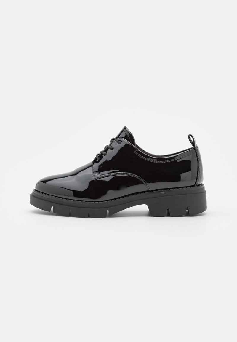 Scarpa oxford in vernice nera con punta arrotondata, design con lacci e suola in gomma nera spessa caratterizzata da un motivo a scanalature orizzontali.