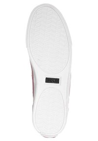 Suela de zapatilla blanca con un patrón de espiga, acentuada con un logo negro de "POLO" y un borde exterior liso y duradero.