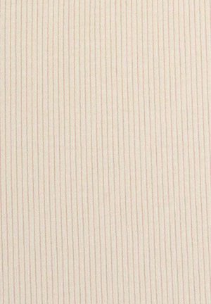 Kremowa tkanina z wąskimi pionowymi paskami w jasnoróżowym i beżowym kolorze. Gładka faktura z subtelnym połyskiem. Nadaje się do tapicerki lub odzieży.