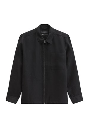 Zwart shirt met lange mouwen, puntkraag, voorrits en borstzak, afgebeeld op een witte achtergrond.