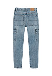 Gaiši zili džinsu cargo bikses ar pieguļošu piegriezumu, piecām kabatām un ādas zīmola tagu jostasvietā.